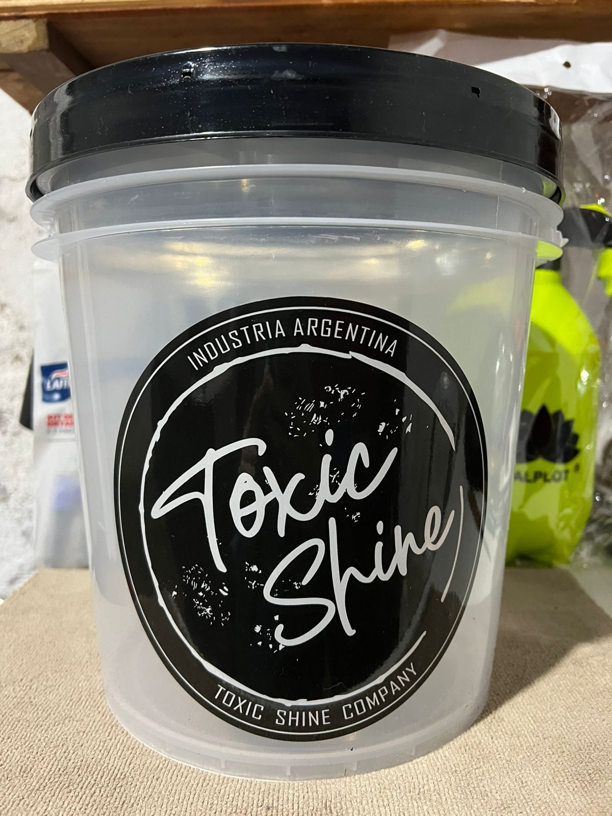 Balde de Toxic Shine